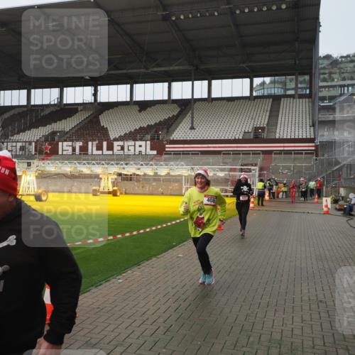 07.12.2025 - St. Pauli X-Mass-Run No. 15 Fabian Wolf http://msf.ph/oto/9410873 07.12.2025 11:11:55 Ziel 408, 437, 679, 689, 690, 694, 1186 meine-sportfotos.de