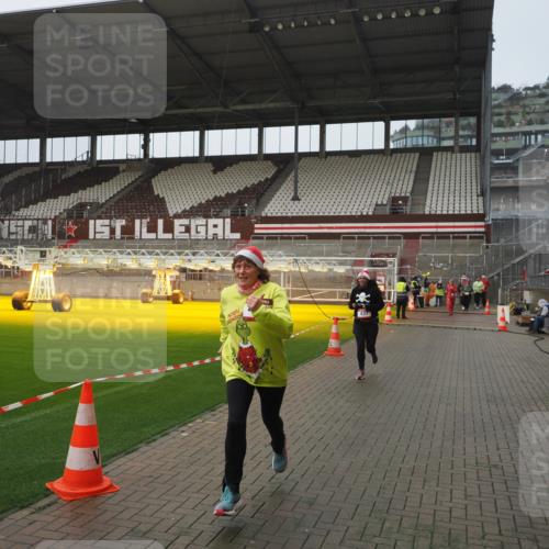 07.12.2025 - St. Pauli X-Mass-Run No. 15 Fabian Wolf http://msf.ph/oto/9410879 07.12.2025 11:11:55 Ziel 408, 437, 679, 689, 690, 694, 1186 meine-sportfotos.de