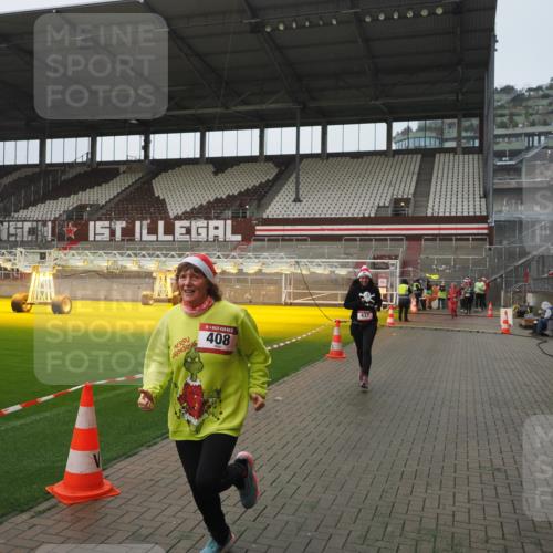 07.12.2025 - St. Pauli X-Mass-Run No. 15 Fabian Wolf http://msf.ph/oto/9410883 07.12.2025 11:11:56 Ziel 408, 437, 679, 689, 690, 694, 695, 1186 meine-sportfotos.de