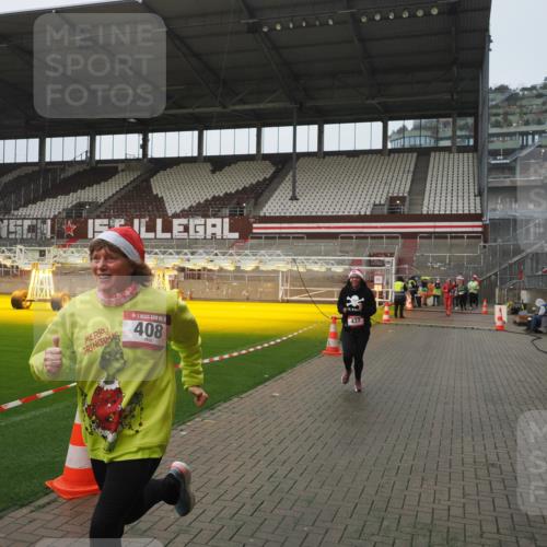 07.12.2025 - St. Pauli X-Mass-Run No. 15 Fabian Wolf http://msf.ph/oto/9410885 07.12.2025 11:11:56 Ziel 408, 437, 679, 689, 690, 694, 695, 1186 meine-sportfotos.de