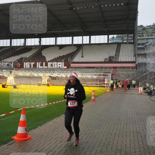 07.12.2025 - St. Pauli X-Mass-Run No. 15 Fabian Wolf http://msf.ph/oto/9410903 07.12.2025 11:11:57 Ziel 408, 437, 679, 689, 690, 694, 695, 1186 meine-sportfotos.de