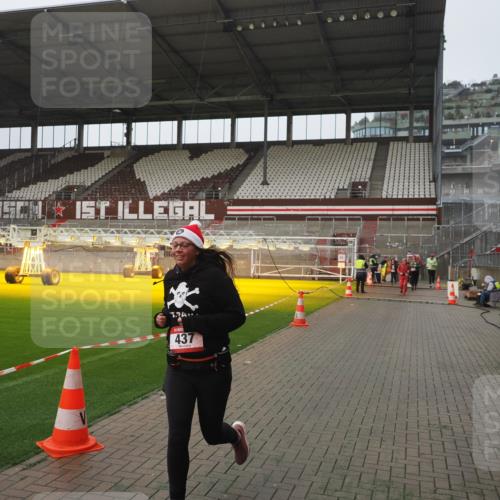 07.12.2025 - St. Pauli X-Mass-Run No. 15 Fabian Wolf http://msf.ph/oto/9410906 07.12.2025 11:11:57 Ziel 408, 437, 679, 689, 690, 694, 695, 1186 meine-sportfotos.de