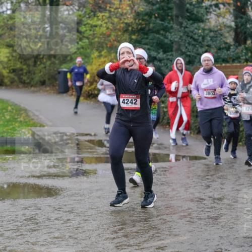 07.12.2025 - St. Pauli X-Mass-Run No. 15 Michael Burmester http://msf.ph/oto/9411051 07.12.2025 11:41:26 Laufen 15, 4242, 3803, 124, 4057 meine-sportfotos.de
