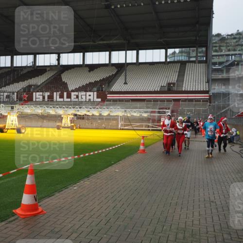 07.12.2025 - St. Pauli X-Mass-Run No. 15 Fabian Wolf http://msf.ph/oto/9411078 07.12.2025 11:12:21 Ziel 46, 76, 79, 218, 597, 605, 663, 671, 682, 718, 836, 839, 888, 1246, 2858 meine-sportfotos.de