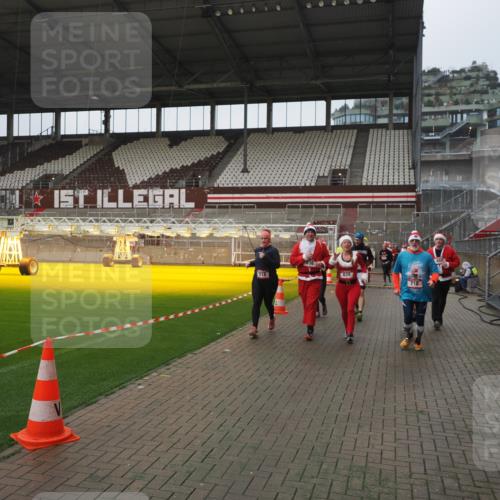 07.12.2025 - St. Pauli X-Mass-Run No. 15 Fabian Wolf http://msf.ph/oto/9411092 07.12.2025 11:12:23 Ziel 46, 76, 79, 218, 597, 605, 663, 671, 682, 718, 836, 839, 888, 2858 meine-sportfotos.de