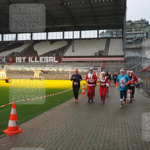 07.12.2025 - St. Pauli X-Mass-Run No. 15 Fabian Wolf http://msf.ph/oto/9411095 07.12.2025 11:12:23 Ziel 46, 76, 79, 218, 597, 605, 663, 671, 682, 718, 836, 839, 888, 2858 meine-sportfotos.de