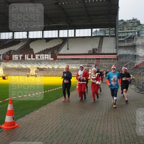 07.12.2025 - St. Pauli X-Mass-Run No. 15 Fabian Wolf http://msf.ph/oto/9411099 07.12.2025 11:12:23 Ziel 46, 76, 79, 218, 597, 605, 663, 671, 682, 718, 836, 839, 888, 2858 meine-sportfotos.de