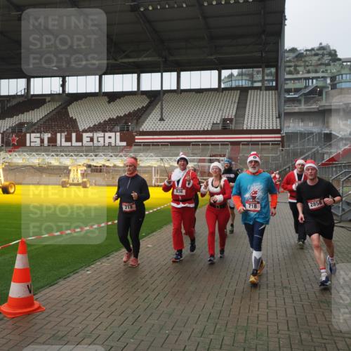 07.12.2025 - St. Pauli X-Mass-Run No. 15 Fabian Wolf http://msf.ph/oto/9411107 07.12.2025 11:12:24 Ziel 46, 76, 79, 218, 597, 605, 663, 671, 682, 718, 836, 839, 888, 2858 meine-sportfotos.de