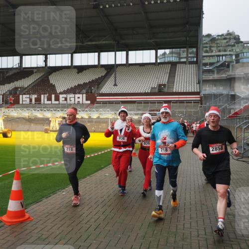 07.12.2025 - St. Pauli X-Mass-Run No. 15 Fabian Wolf http://msf.ph/oto/9411113 07.12.2025 11:12:24 Ziel 46, 76, 79, 218, 597, 605, 663, 671, 682, 718, 836, 839, 888, 2858 meine-sportfotos.de