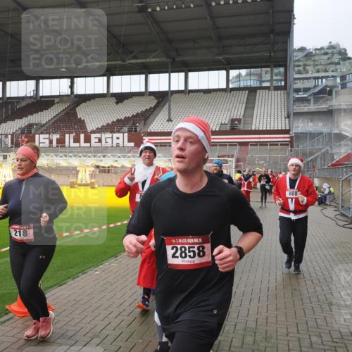 07.12.2025 - St. Pauli X-Mass-Run No. 15 Fabian Wolf http://msf.ph/oto/9411119 07.12.2025 11:12:25 Ziel 46, 76, 79, 218, 489, 597, 605, 663, 671, 682, 718, 836, 839, 888, 1142, 2858 meine-sportfotos.de