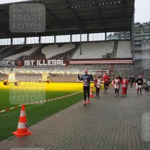 07.12.2025 - St. Pauli X-Mass-Run No. 15 Fabian Wolf http://msf.ph/oto/9411230 07.12.2025 11:12:46 Ziel 494, 1261, 1420, 1422, 1423, 1609, 1610, 3167, 4794, 4795, 4796, 4802, 4804 meine-sportfotos.de