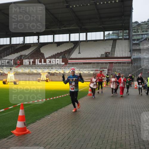 07.12.2025 - St. Pauli X-Mass-Run No. 15 Fabian Wolf http://msf.ph/oto/9411245 07.12.2025 11:12:47 Ziel 494, 1261, 1420, 1422, 1423, 3167, 4794, 4795, 4796, 4802, 4804 meine-sportfotos.de