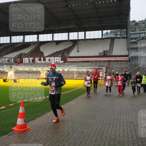 07.12.2025 - St. Pauli X-Mass-Run No. 15 Fabian Wolf http://msf.ph/oto/9411257 07.12.2025 11:12:47 Ziel 494, 1261, 1420, 1422, 1423, 3167, 4794, 4795, 4796, 4802, 4804 meine-sportfotos.de