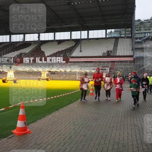 07.12.2025 - St. Pauli X-Mass-Run No. 15 Fabian Wolf http://msf.ph/oto/9411263 07.12.2025 11:12:49 Ziel 494, 1420, 1422, 1423, 3167, 4794, 4795, 4796, 4802, 4804 meine-sportfotos.de