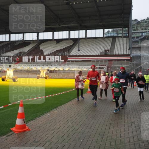 07.12.2025 - St. Pauli X-Mass-Run No. 15 Fabian Wolf http://msf.ph/oto/9411273 07.12.2025 11:12:50 Ziel 494, 681, 919, 1420, 1422, 1423, 3167, 4794, 4795, 4796, 4802, 4804 meine-sportfotos.de