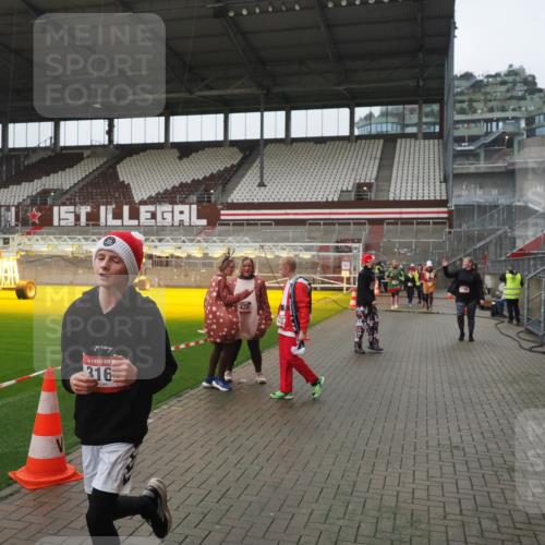 07.12.2025 - St. Pauli X-Mass-Run No. 15 Fabian Wolf http://msf.ph/oto/9411314 07.12.2025 11:12:53 Ziel 494, 681, 919, 1175, 1178, 1420, 1422, 1703, 3167, 4794, 4795, 4796, 4802, 4804 meine-sportfotos.de