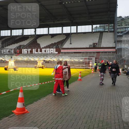 07.12.2025 - St. Pauli X-Mass-Run No. 15 Fabian Wolf http://msf.ph/oto/9411332 07.12.2025 11:12:55 Ziel 494, 681, 683, 684, 919, 1175, 1178, 1420, 1422, 1703, 3167, 4794, 4795, 4796, 4802, 4804 meine-sportfotos.de