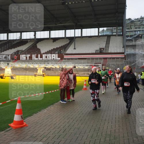 07.12.2025 - St. Pauli X-Mass-Run No. 15 Fabian Wolf http://msf.ph/oto/9411348 07.12.2025 11:12:58 Ziel 494, 681, 683, 684, 919, 1175, 1178, 1703, 3167, 4794, 4795, 4796, 4802, 4804 meine-sportfotos.de
