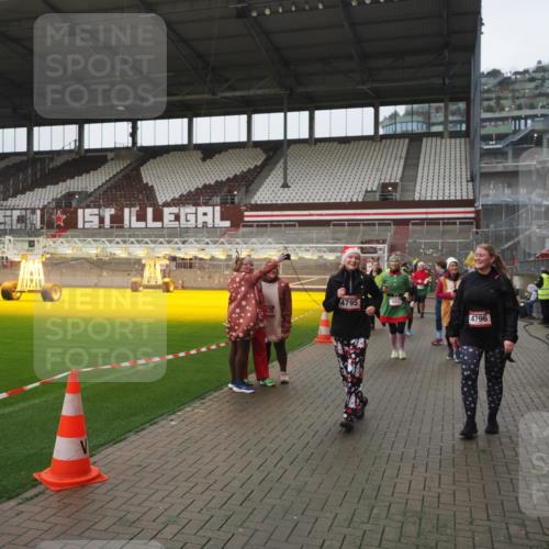 07.12.2025 - St. Pauli X-Mass-Run No. 15 Fabian Wolf http://msf.ph/oto/9411351 07.12.2025 11:12:58 Ziel 494, 681, 683, 684, 919, 1175, 1178, 1703, 3167, 4794, 4795, 4796, 4802, 4804 meine-sportfotos.de