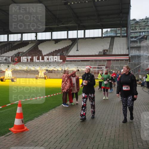 07.12.2025 - St. Pauli X-Mass-Run No. 15 Fabian Wolf http://msf.ph/oto/9411357 07.12.2025 11:12:59 Ziel 494, 681, 683, 684, 919, 1175, 1178, 1703, 3167, 4794, 4795, 4796, 4802, 4804 meine-sportfotos.de