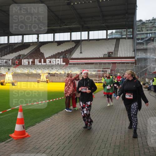 07.12.2025 - St. Pauli X-Mass-Run No. 15 Fabian Wolf http://msf.ph/oto/9411360 07.12.2025 11:12:59 Ziel 494, 681, 683, 684, 919, 1175, 1178, 1703, 3167, 4794, 4795, 4796, 4802, 4804 meine-sportfotos.de