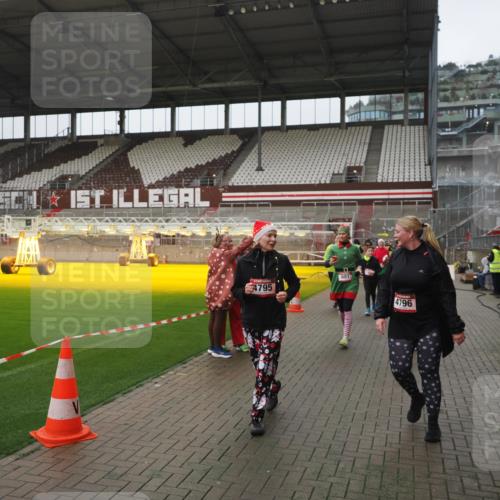 07.12.2025 - St. Pauli X-Mass-Run No. 15 Fabian Wolf http://msf.ph/oto/9411363 07.12.2025 11:12:59 Ziel 494, 681, 683, 684, 919, 1175, 1178, 1703, 3167, 4794, 4795, 4796, 4802, 4804 meine-sportfotos.de