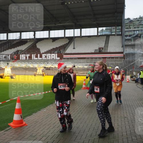 07.12.2025 - St. Pauli X-Mass-Run No. 15 Fabian Wolf http://msf.ph/oto/9411369 07.12.2025 11:13:00 Ziel 681, 683, 684, 919, 1175, 1178, 1703, 3167, 4794, 4795, 4796, 4802, 4804 meine-sportfotos.de