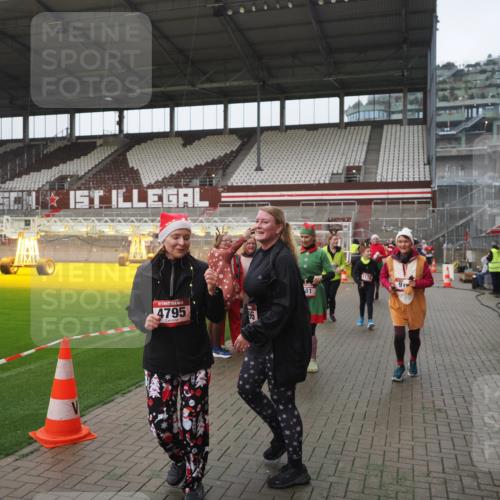 07.12.2025 - St. Pauli X-Mass-Run No. 15 Fabian Wolf http://msf.ph/oto/9411372 07.12.2025 11:13:00 Ziel 681, 683, 684, 919, 1175, 1178, 1703, 3167, 4794, 4795, 4796, 4802, 4804 meine-sportfotos.de