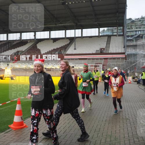 07.12.2025 - St. Pauli X-Mass-Run No. 15 Fabian Wolf http://msf.ph/oto/9411375 07.12.2025 11:13:00 Ziel 681, 683, 684, 919, 1175, 1178, 1703, 3167, 4794, 4795, 4796, 4802, 4804 meine-sportfotos.de