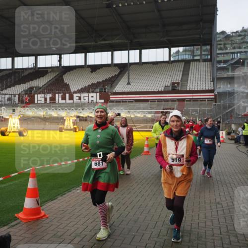 07.12.2025 - St. Pauli X-Mass-Run No. 15 Fabian Wolf http://msf.ph/oto/9411382 07.12.2025 11:13:01 Ziel 681, 683, 684, 919, 1175, 1178, 1703, 3167, 4794, 4795, 4796, 4802, 4804 meine-sportfotos.de
