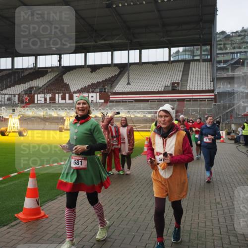 07.12.2025 - St. Pauli X-Mass-Run No. 15 Fabian Wolf http://msf.ph/oto/9411385 07.12.2025 11:13:02 Ziel 681, 683, 684, 919, 1175, 1178, 1703, 3167, 4795, 4796 meine-sportfotos.de