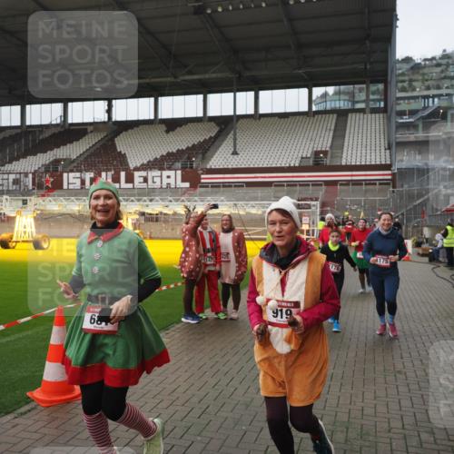 07.12.2025 - St. Pauli X-Mass-Run No. 15 Fabian Wolf http://msf.ph/oto/9411388 07.12.2025 11:13:02 Ziel 681, 683, 684, 919, 1175, 1178, 1703, 3167, 4795, 4796 meine-sportfotos.de