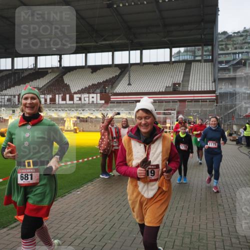 07.12.2025 - St. Pauli X-Mass-Run No. 15 Fabian Wolf http://msf.ph/oto/9411391 07.12.2025 11:13:02 Ziel 681, 683, 684, 919, 1175, 1178, 1703, 3167, 4795, 4796 meine-sportfotos.de