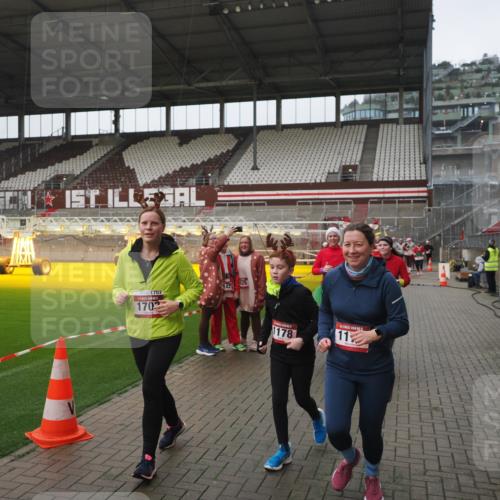 07.12.2025 - St. Pauli X-Mass-Run No. 15 Fabian Wolf http://msf.ph/oto/9411407 07.12.2025 11:13:04 Ziel 17, 22, 47, 681, 683, 684, 919, 1022, 1175, 1178, 1703, 4795, 4796 meine-sportfotos.de