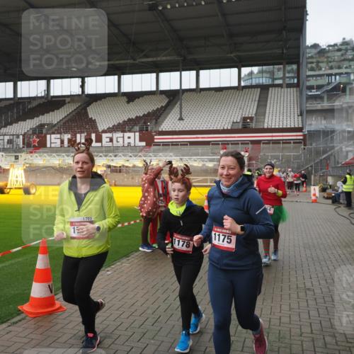 07.12.2025 - St. Pauli X-Mass-Run No. 15 Fabian Wolf http://msf.ph/oto/9411410 07.12.2025 11:13:04 Ziel 17, 22, 47, 681, 683, 684, 919, 1022, 1175, 1178, 1703, 4795, 4796 meine-sportfotos.de