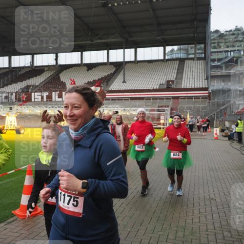 07.12.2025 - St. Pauli X-Mass-Run No. 15 Fabian Wolf http://msf.ph/oto/9411419 07.12.2025 11:13:04 Ziel 17, 22, 47, 681, 683, 684, 919, 1022, 1175, 1178, 1703, 4795, 4796 meine-sportfotos.de
