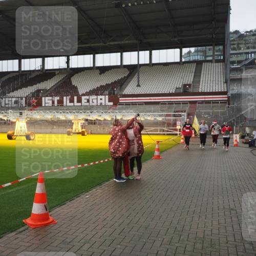 07.12.2025 - St. Pauli X-Mass-Run No. 15 Fabian Wolf http://msf.ph/oto/9411454 07.12.2025 11:13:08 Ziel 17, 22, 47, 681, 683, 684, 919, 1022, 1175, 1178, 1645, 1646, 1647, 1703 meine-sportfotos.de