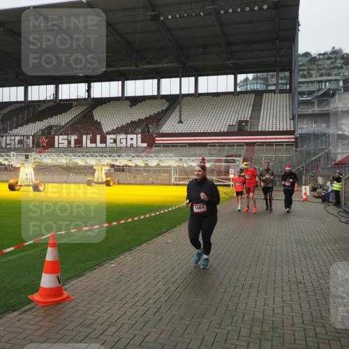07.12.2025 - St. Pauli X-Mass-Run No. 15 Fabian Wolf http://msf.ph/oto/9411506 07.12.2025 11:13:26 Ziel 585, 1338, 1341, 1645, 1646, 1647, 1664, 2125, 2773 meine-sportfotos.de