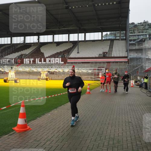 07.12.2025 - St. Pauli X-Mass-Run No. 15 Fabian Wolf http://msf.ph/oto/9411509 07.12.2025 11:13:27 Ziel 585, 1338, 1341, 1647, 1664, 2125, 2773 meine-sportfotos.de