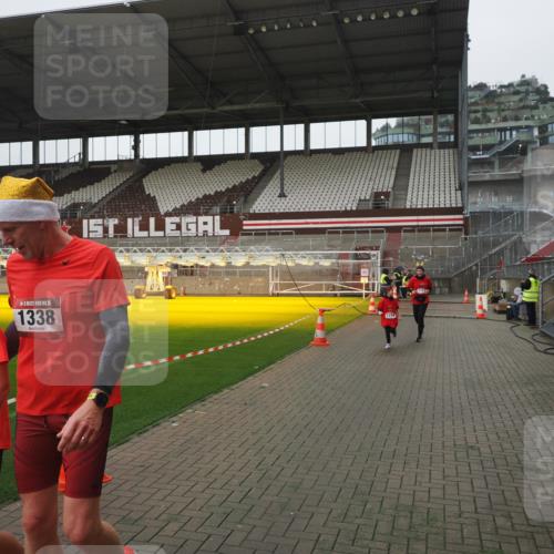 07.12.2025 - St. Pauli X-Mass-Run No. 15 Fabian Wolf http://msf.ph/oto/9411563 07.12.2025 11:13:35 Ziel 585, 1111, 1114, 1338, 1341, 1664, 2125, 2773 meine-sportfotos.de