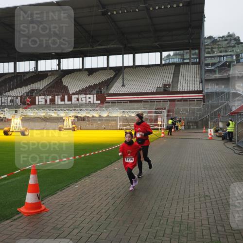 07.12.2025 - St. Pauli X-Mass-Run No. 15 Fabian Wolf http://msf.ph/oto/9411581 07.12.2025 11:13:37 Ziel 585, 1111, 1114, 1338, 1341, 1664, 2773 meine-sportfotos.de