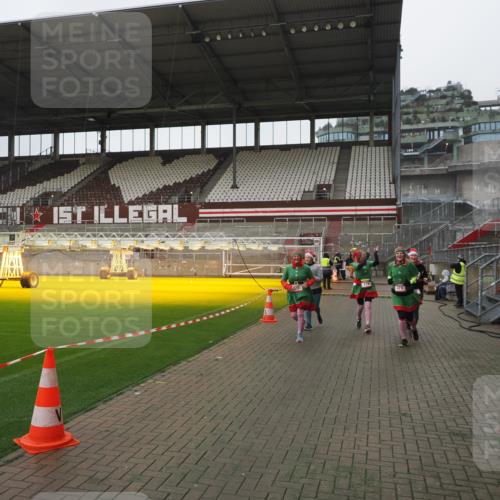 07.12.2025 - St. Pauli X-Mass-Run No. 15 Fabian Wolf http://msf.ph/oto/9411645 07.12.2025 11:14:00 Ziel 274, 375, 425, 475, 708 meine-sportfotos.de