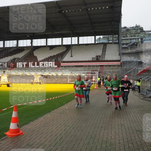 07.12.2025 - St. Pauli X-Mass-Run No. 15 Fabian Wolf http://msf.ph/oto/9411657 07.12.2025 11:14:01 Ziel 274, 375, 425, 475, 708 meine-sportfotos.de