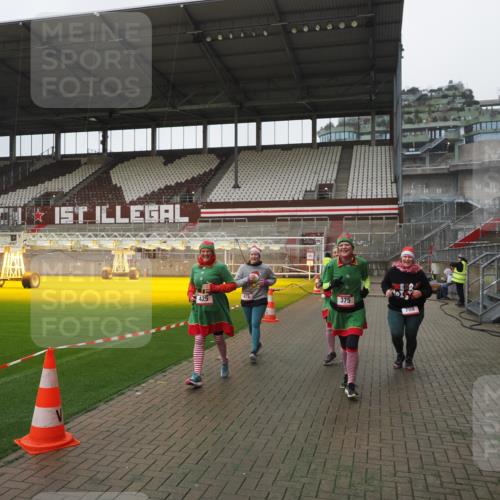 07.12.2025 - St. Pauli X-Mass-Run No. 15 Fabian Wolf http://msf.ph/oto/9411669 07.12.2025 11:14:01 Ziel 274, 375, 425, 475, 708 meine-sportfotos.de