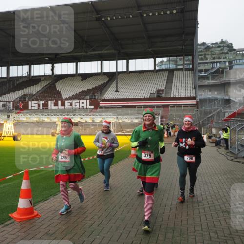 07.12.2025 - St. Pauli X-Mass-Run No. 15 Fabian Wolf http://msf.ph/oto/9411681 07.12.2025 11:14:02 Ziel 274, 375, 425, 475, 708 meine-sportfotos.de