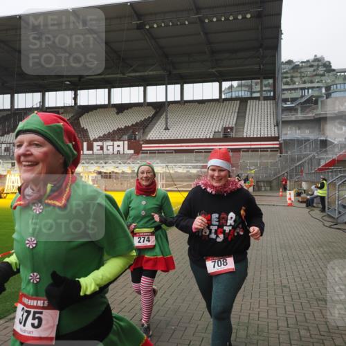 07.12.2025 - St. Pauli X-Mass-Run No. 15 Fabian Wolf http://msf.ph/oto/9411697 07.12.2025 11:14:03 Ziel 274, 375, 425, 475, 708 meine-sportfotos.de