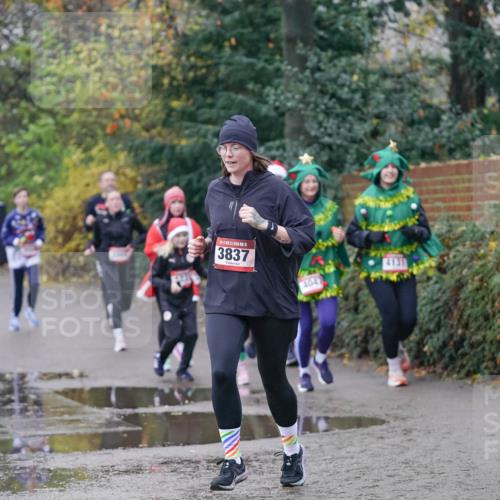 07.12.2025 - St. Pauli X-Mass-Run No. 15 Michael Burmester http://msf.ph/oto/9411708 07.12.2025 11:42:50 Laufen 15, 3837, 4047, 4131 meine-sportfotos.de