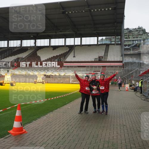 07.12.2025 - St. Pauli X-Mass-Run No. 15 Fabian Wolf http://msf.ph/oto/9411727 07.12.2025 11:14:26 Ziel 525, 942, 946, 948 meine-sportfotos.de