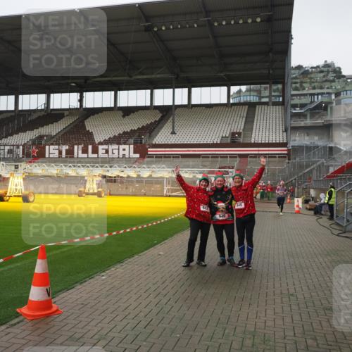 07.12.2025 - St. Pauli X-Mass-Run No. 15 Fabian Wolf http://msf.ph/oto/9411733 07.12.2025 11:14:27 Ziel 525, 942, 946, 948 meine-sportfotos.de