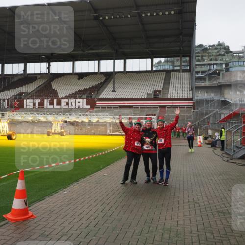 07.12.2025 - St. Pauli X-Mass-Run No. 15 Fabian Wolf http://msf.ph/oto/9411745 07.12.2025 11:14:28 Ziel 525, 942, 946, 948 meine-sportfotos.de